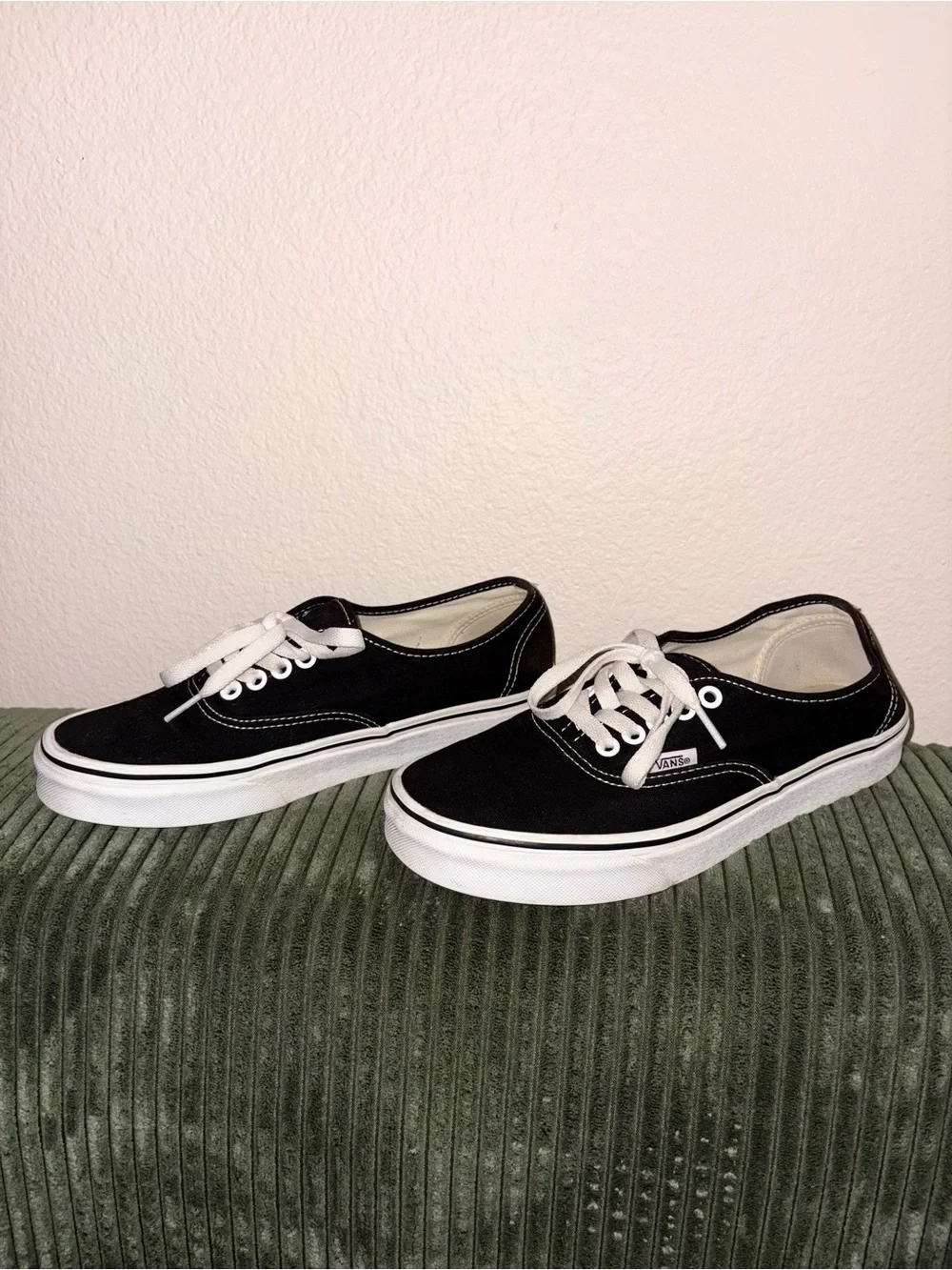 Vans Black & White Classic Old Skool Trainers Skater Lifestyle Shoes, size 8